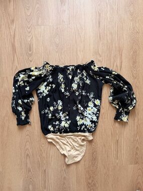 Wayf Black Floral Off-Shoulder Bodysuit with Yellow & White Daisies